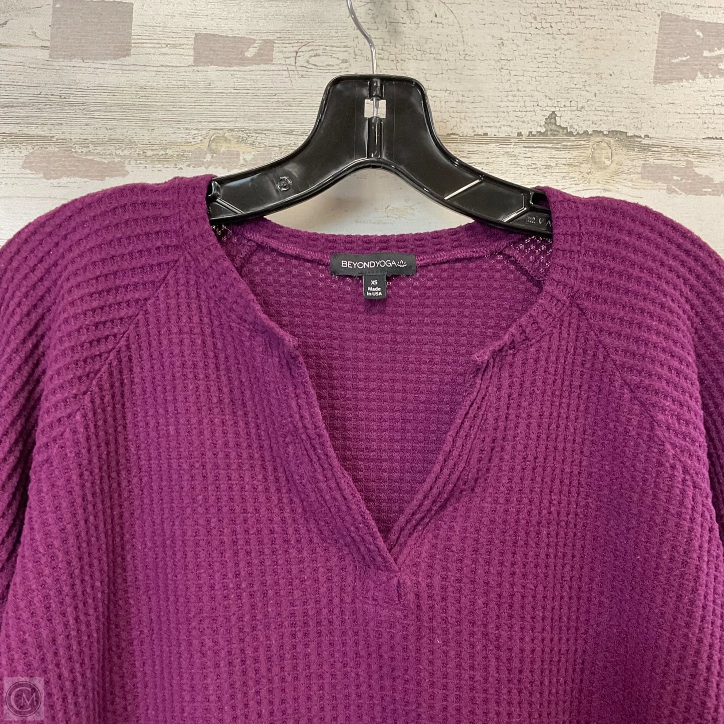 Athletic Top Long Sleeve Crewneck By Beyond Yoga In Purple, Size: Xs