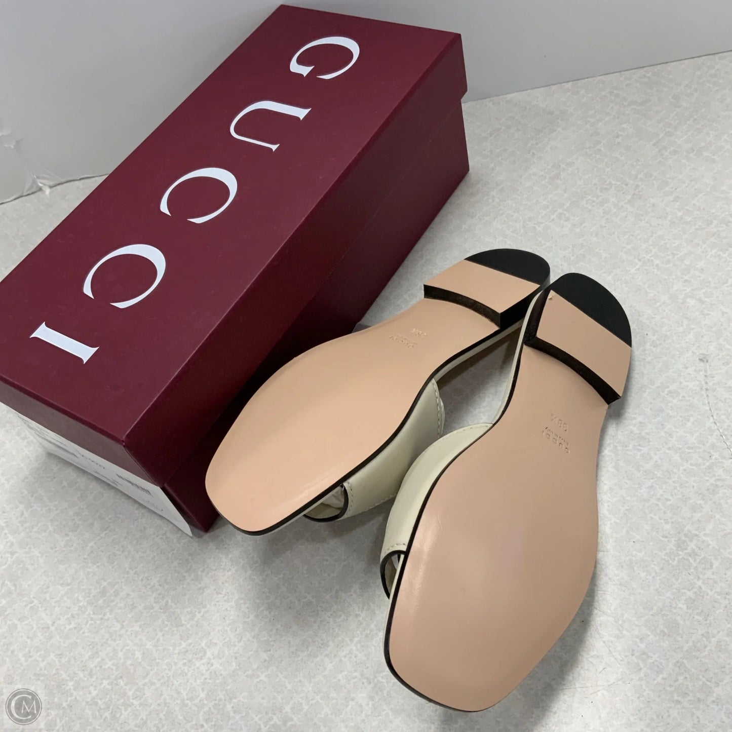 Shoes Luxury Designer By Gucci In Cream, Size: 8.5