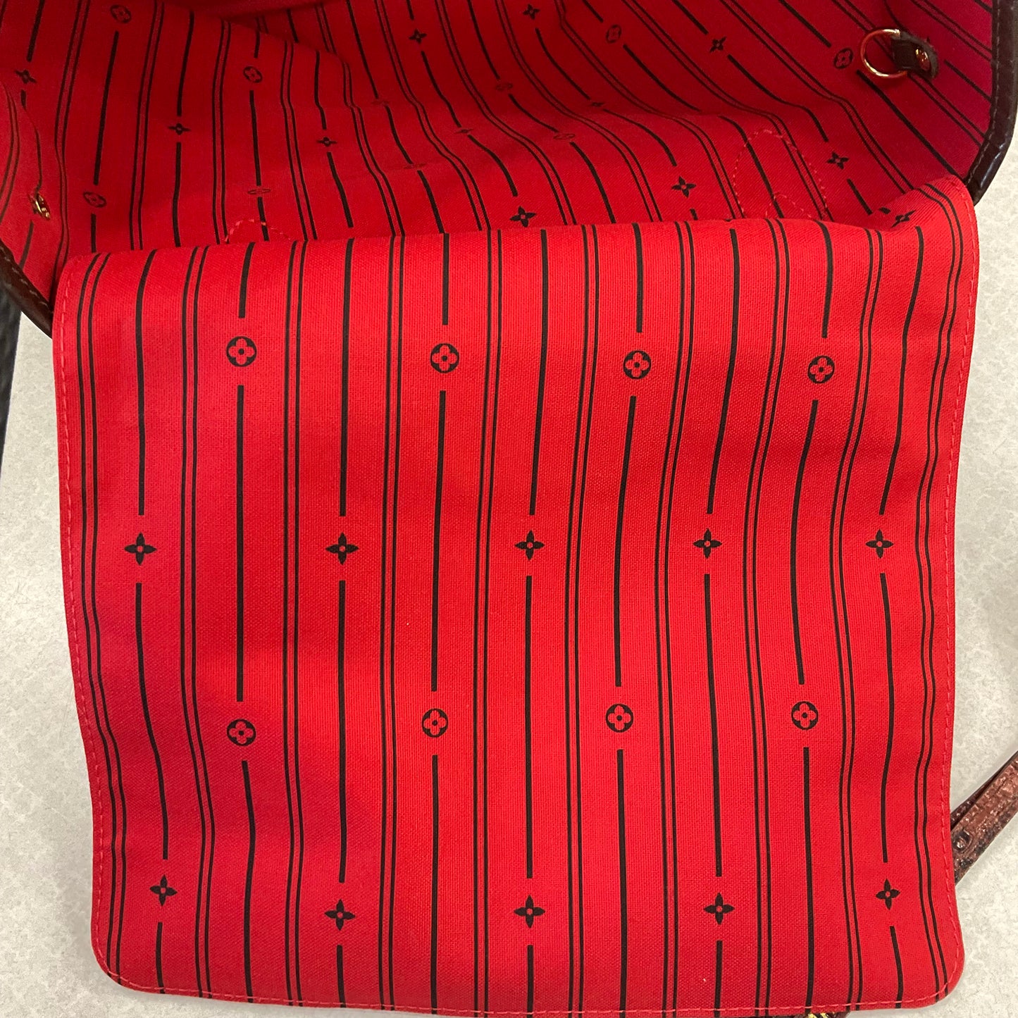 Handbag Luxury Designer By Louis Vuitton, Size: Medium