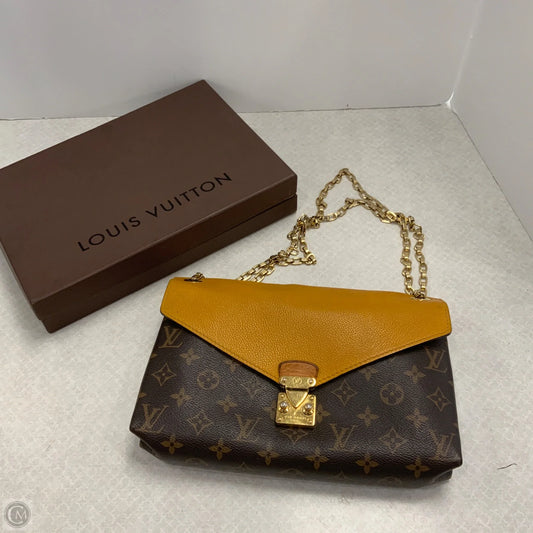 Crossbody Luxury Designer By Louis Vuitton, Size: Medium