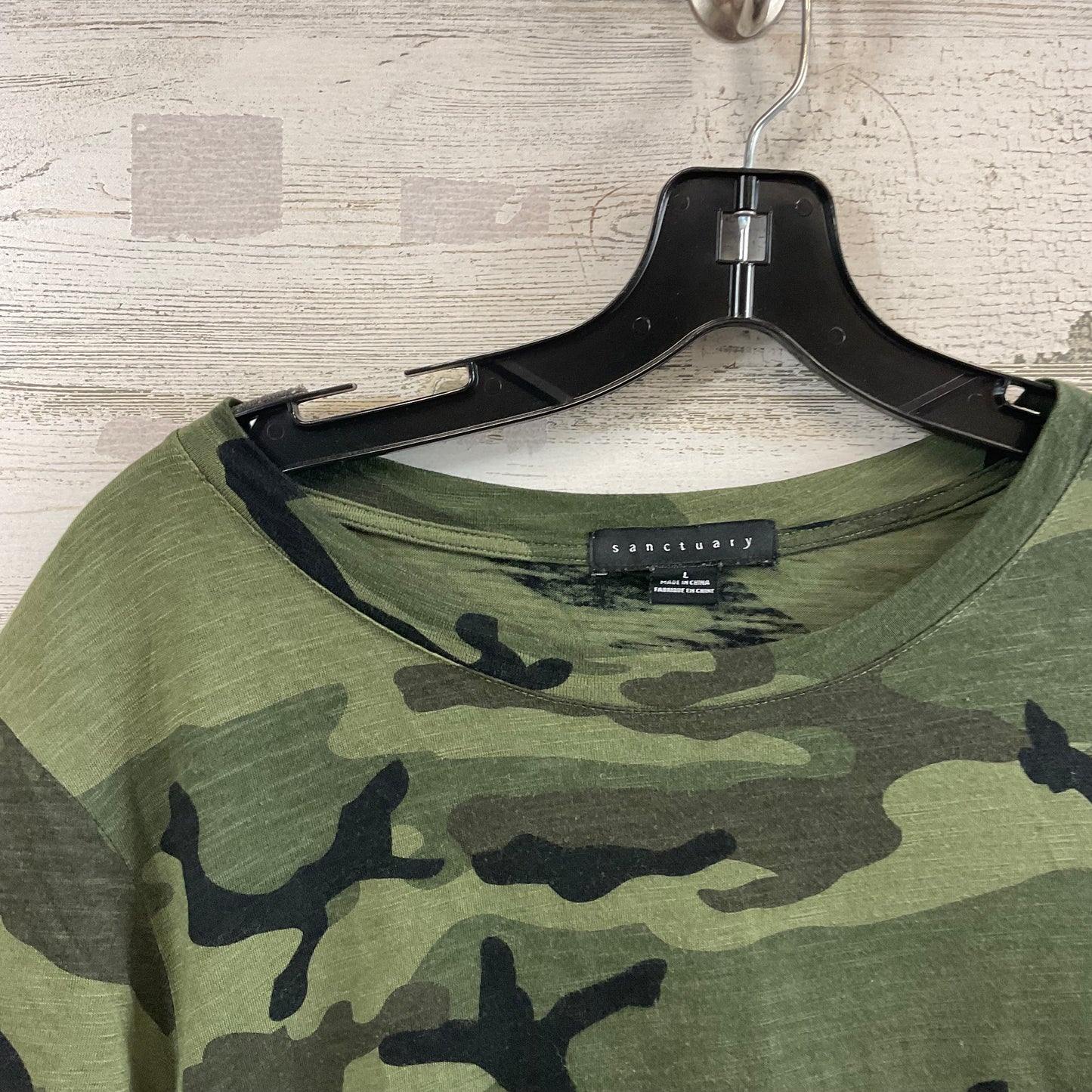 Top Short Sleeve By Sanctuary In Camouflage Print, Size: L