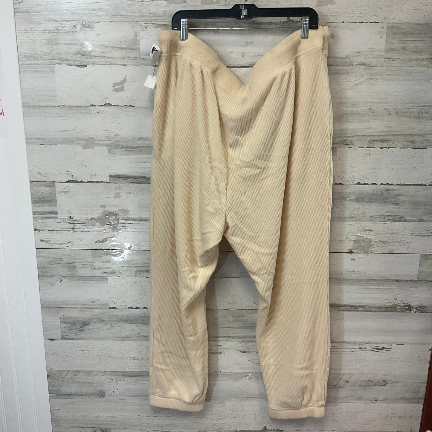 Athletic Pants By ERIN ANDREWS In Cream, Size: 4x