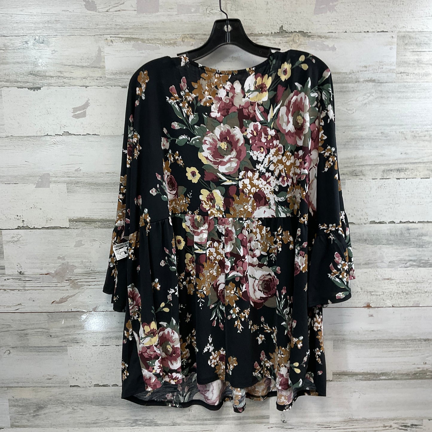 Top Short Sleeve By DEAR SCARLETT In Black, Size: 3x