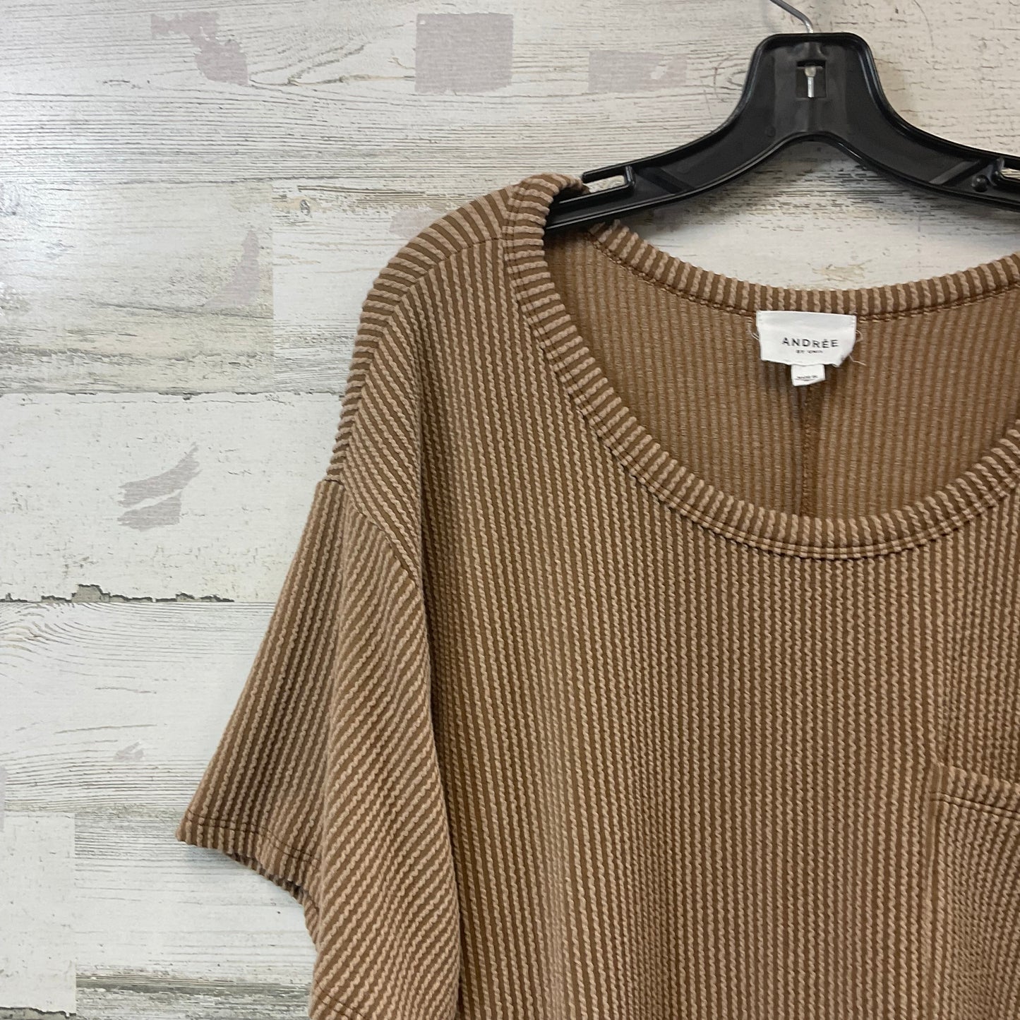 Top Short Sleeve By Andree By Unit In Brown, Size: 1x