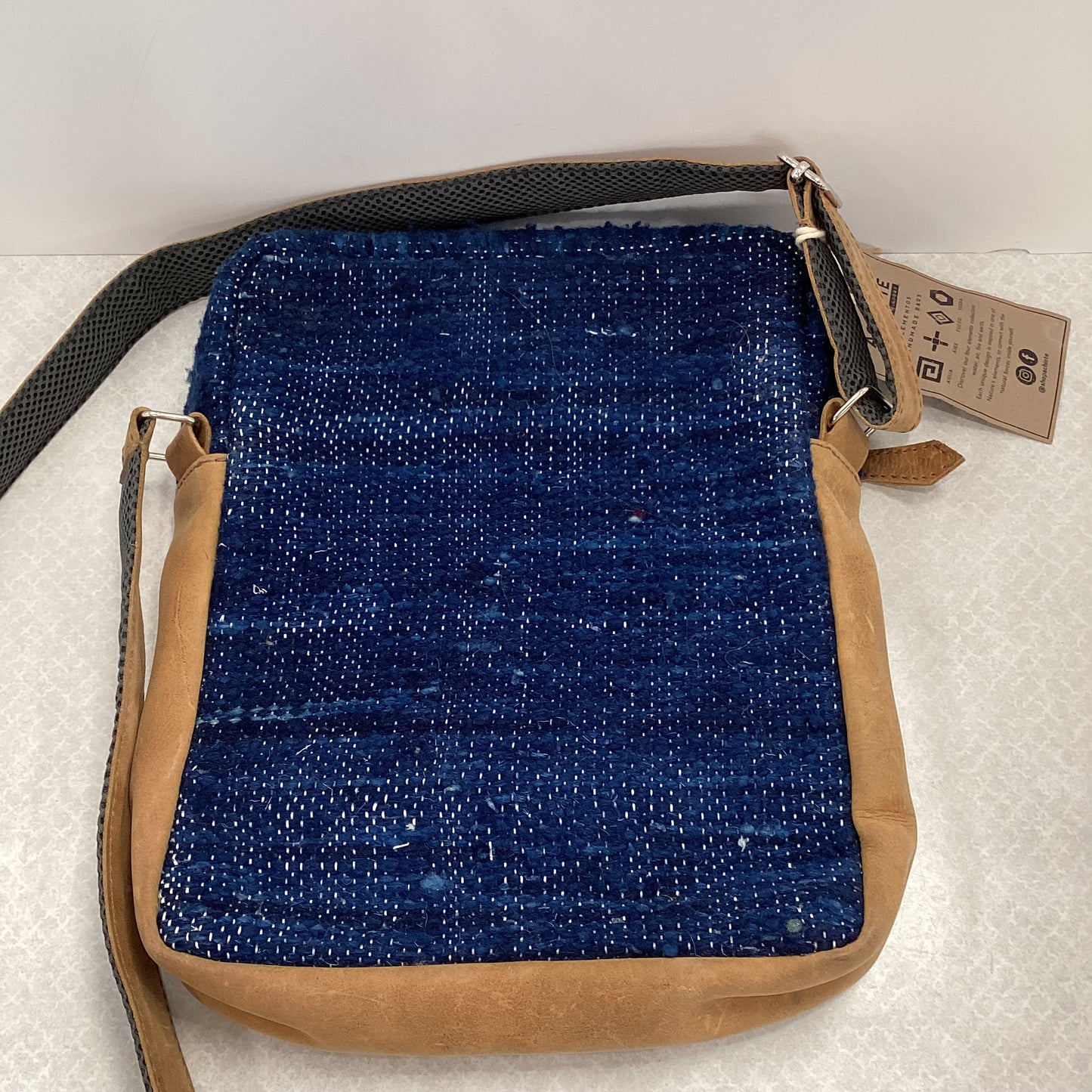 Crossbody By ACHIOTE  Size: Large