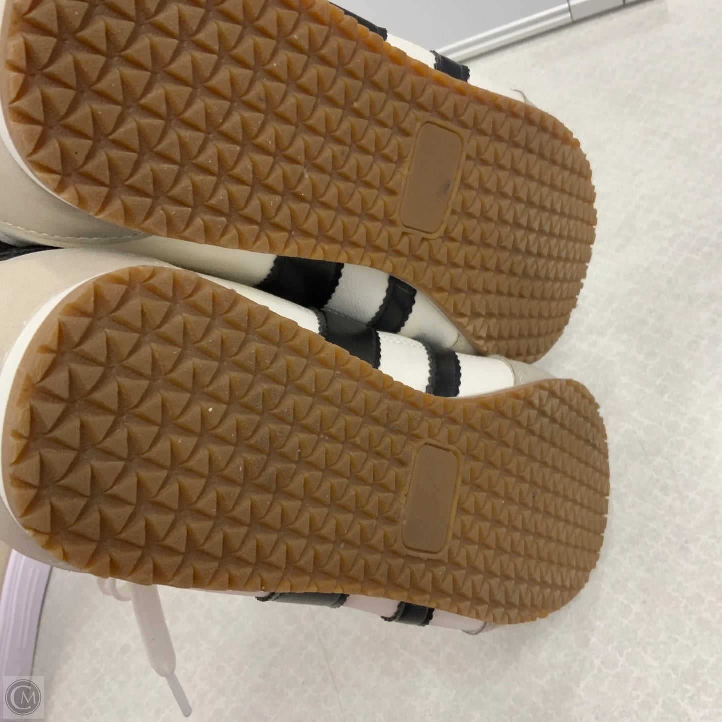 Shoes Sneakers By Dv In White, Size: 9.5