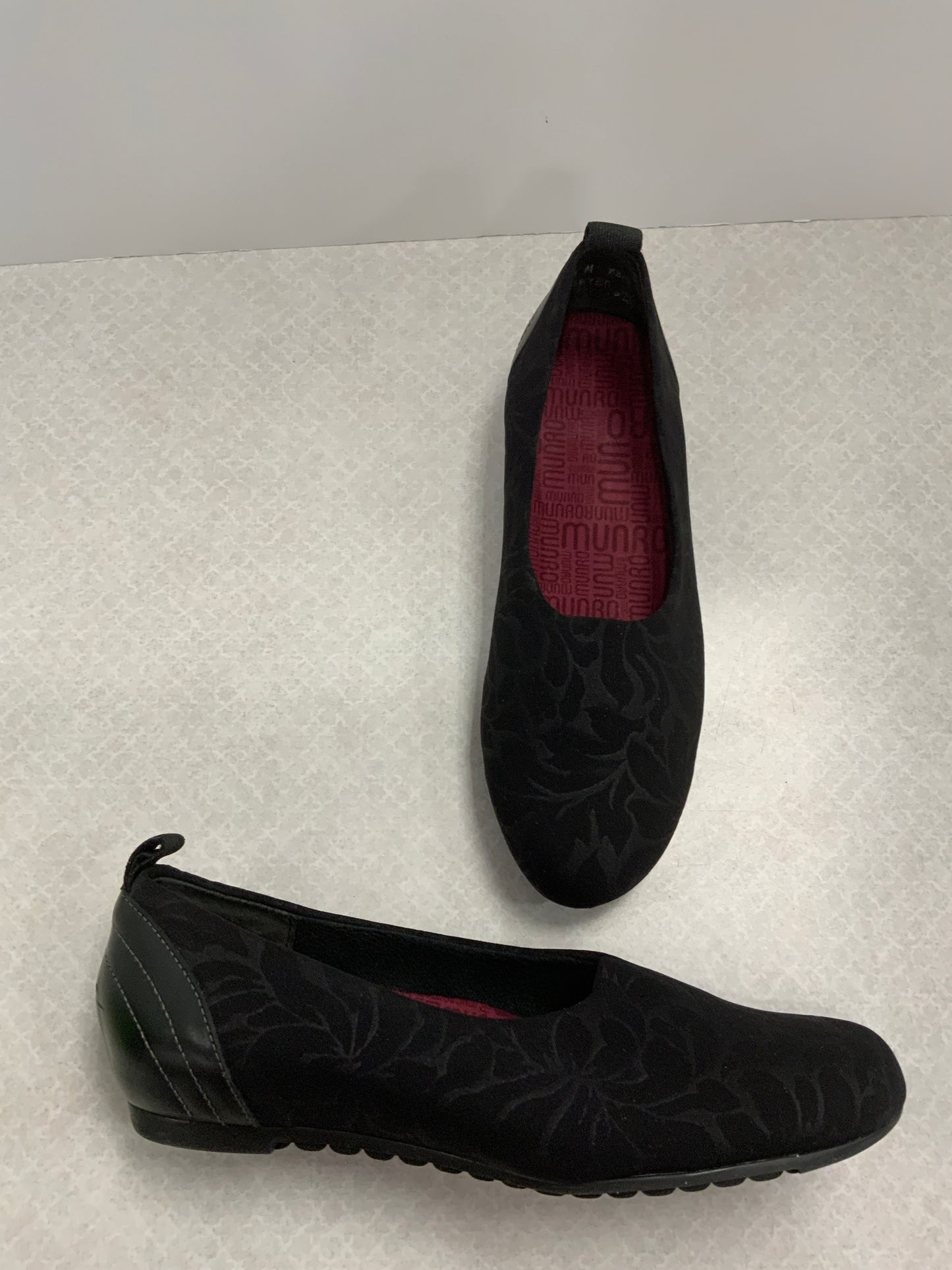 Shoes Flats By Munro In Black, Size: 6.5