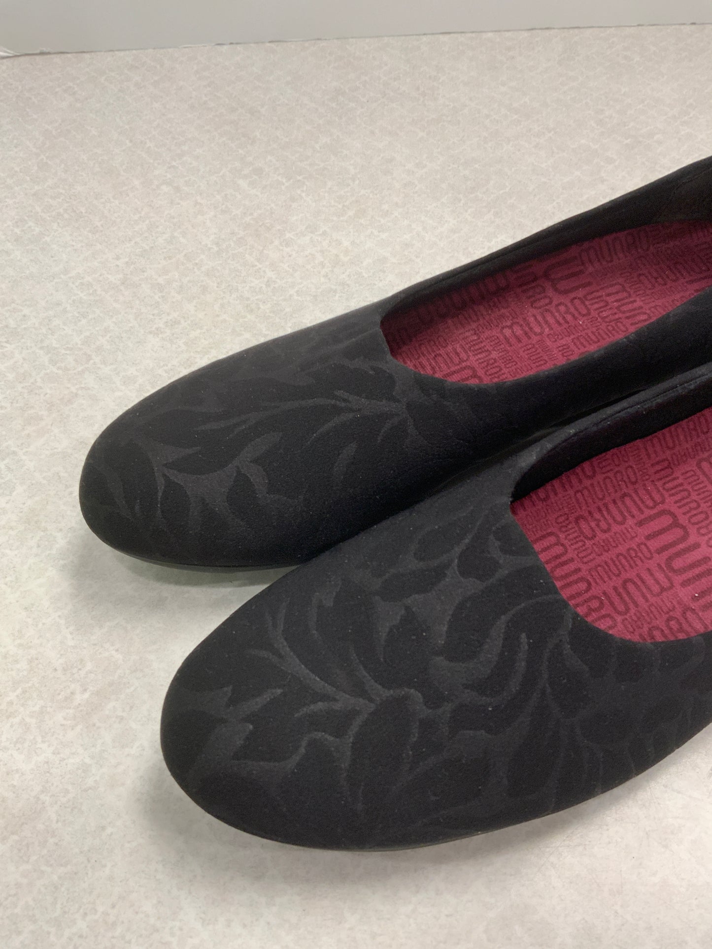 Shoes Flats By Munro In Black, Size: 6.5