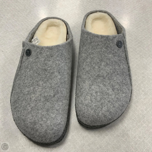 Shoes Flats By Birkenstock In Grey, Size: 10
