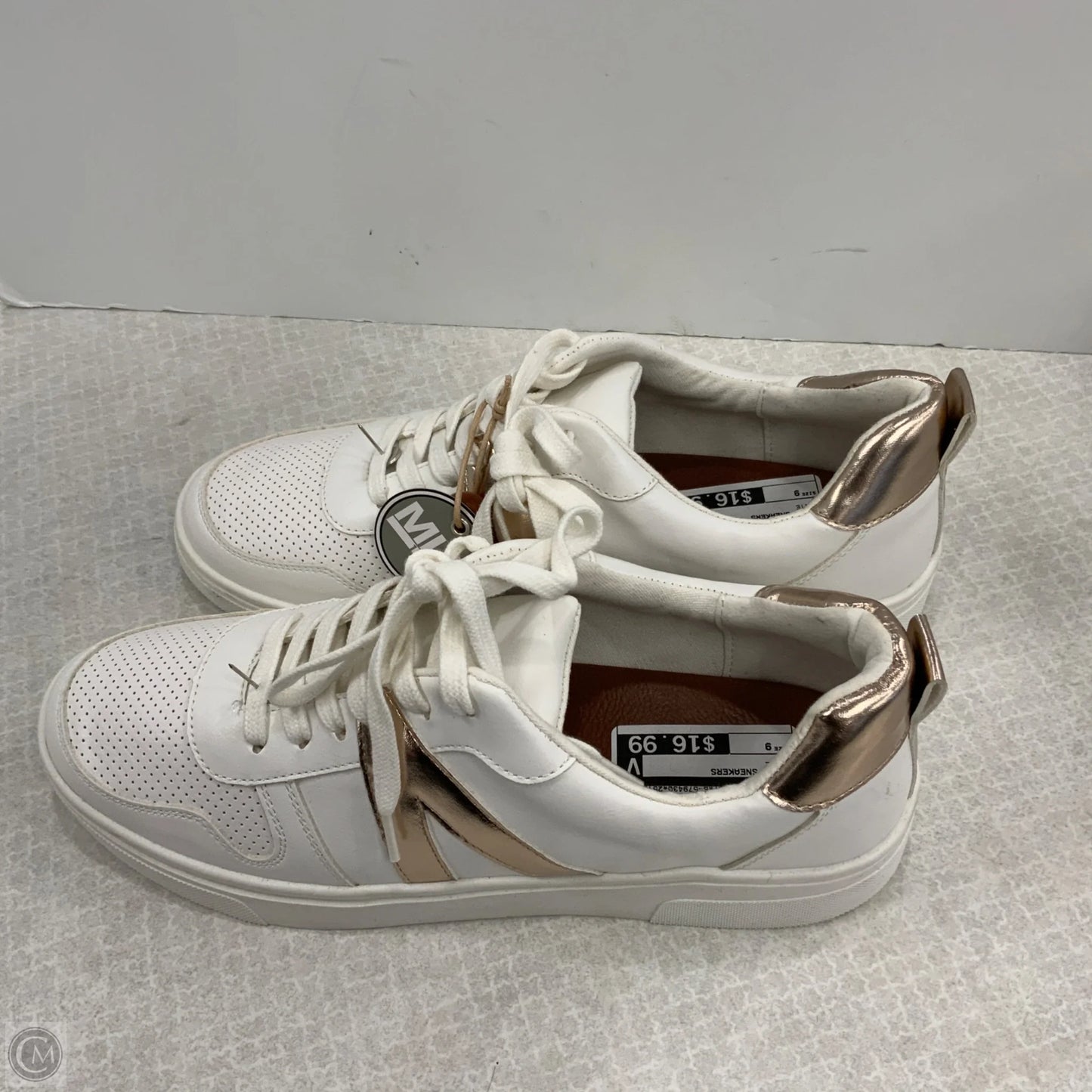 Shoes Sneakers By Mia In White, Size: 9