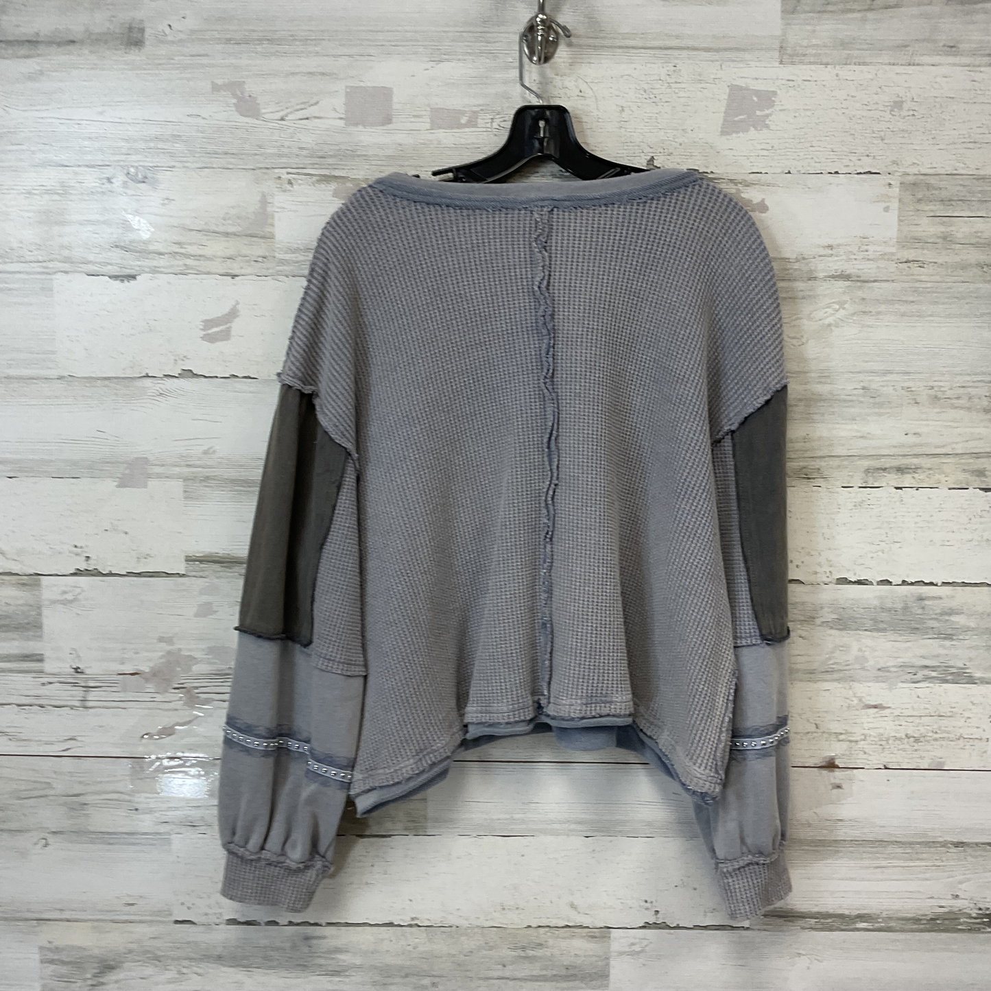 Top Long Sleeve By Pol In Grey, Size: M