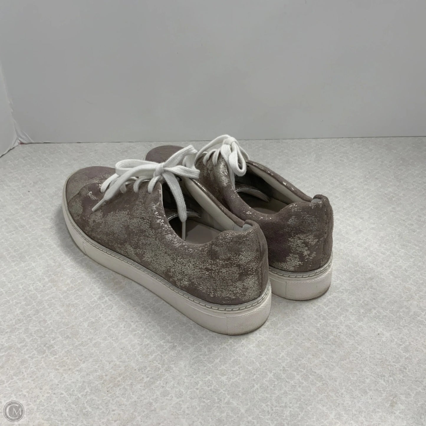 Shoes Sneakers By Johnston & Murphy In Silver, Size: 8