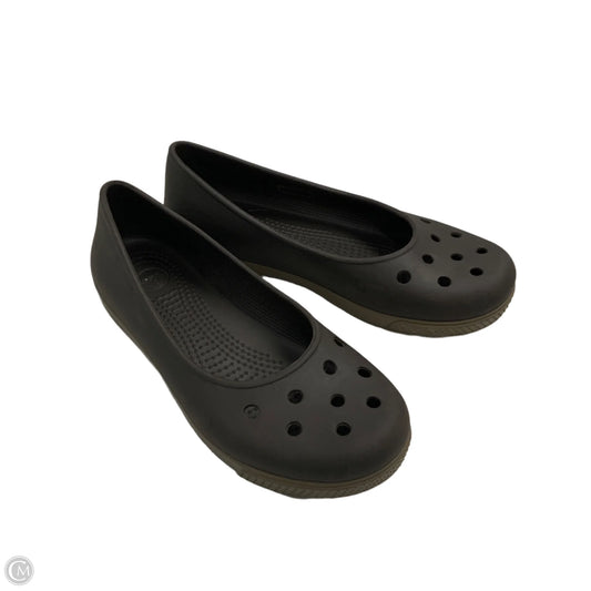 Shoes Flats By Crocs In Brown, Size: 7