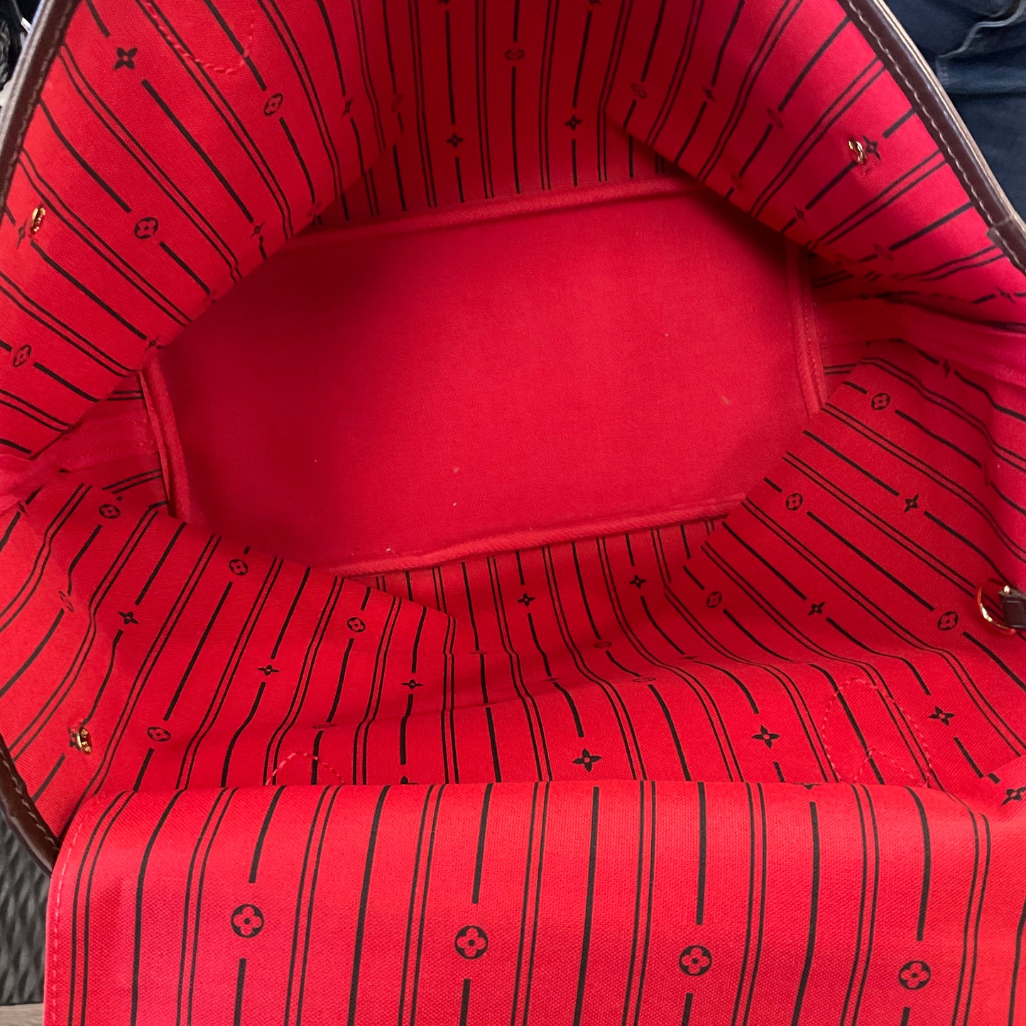 Handbag Luxury Designer By Louis Vuitton, Size: Medium