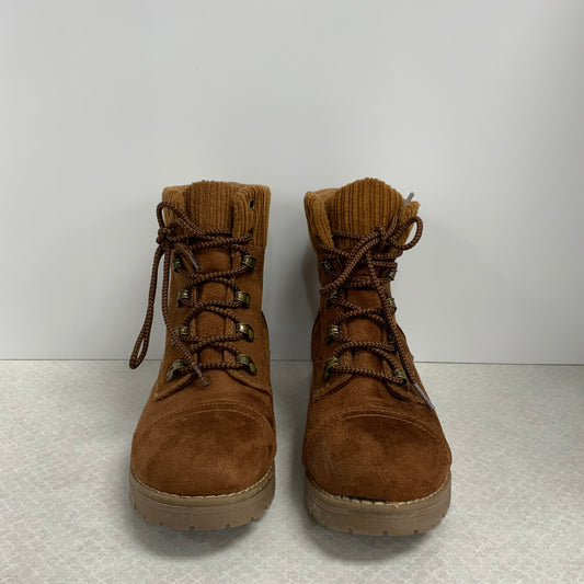 Boots Hiking By Universal Thread  Size: 8